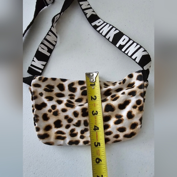 VS PINK Fanny pack Victoria’s Secret Cheetah Leopard Bag.
🚭 - Picture 4 of 5